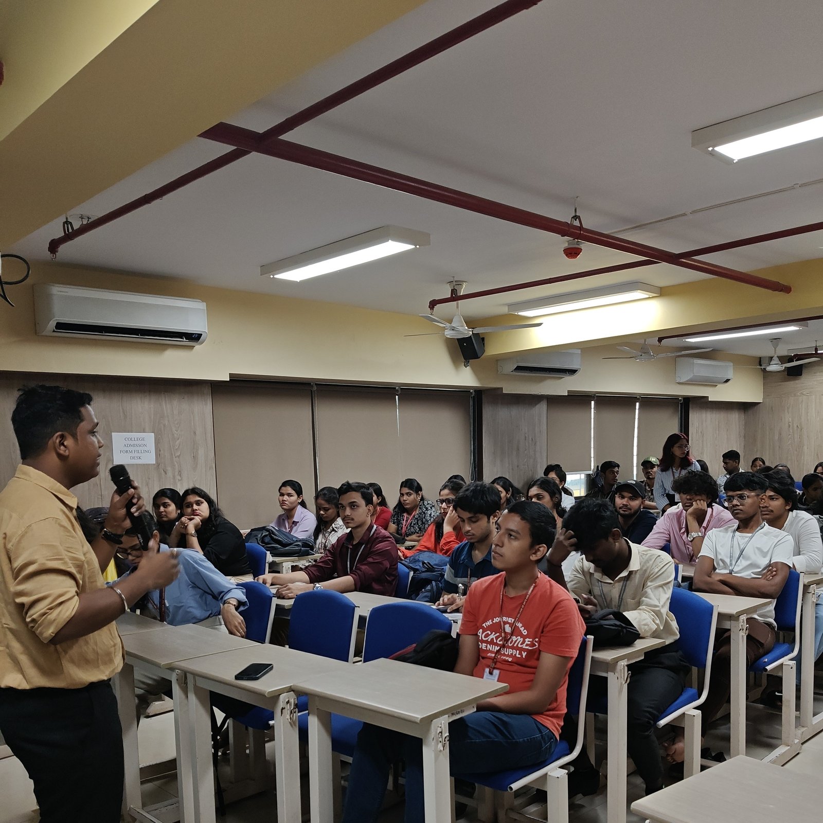 "Entrepreneurship in Emerging Sectors: Understanding Market Trends and Customer Behavior"