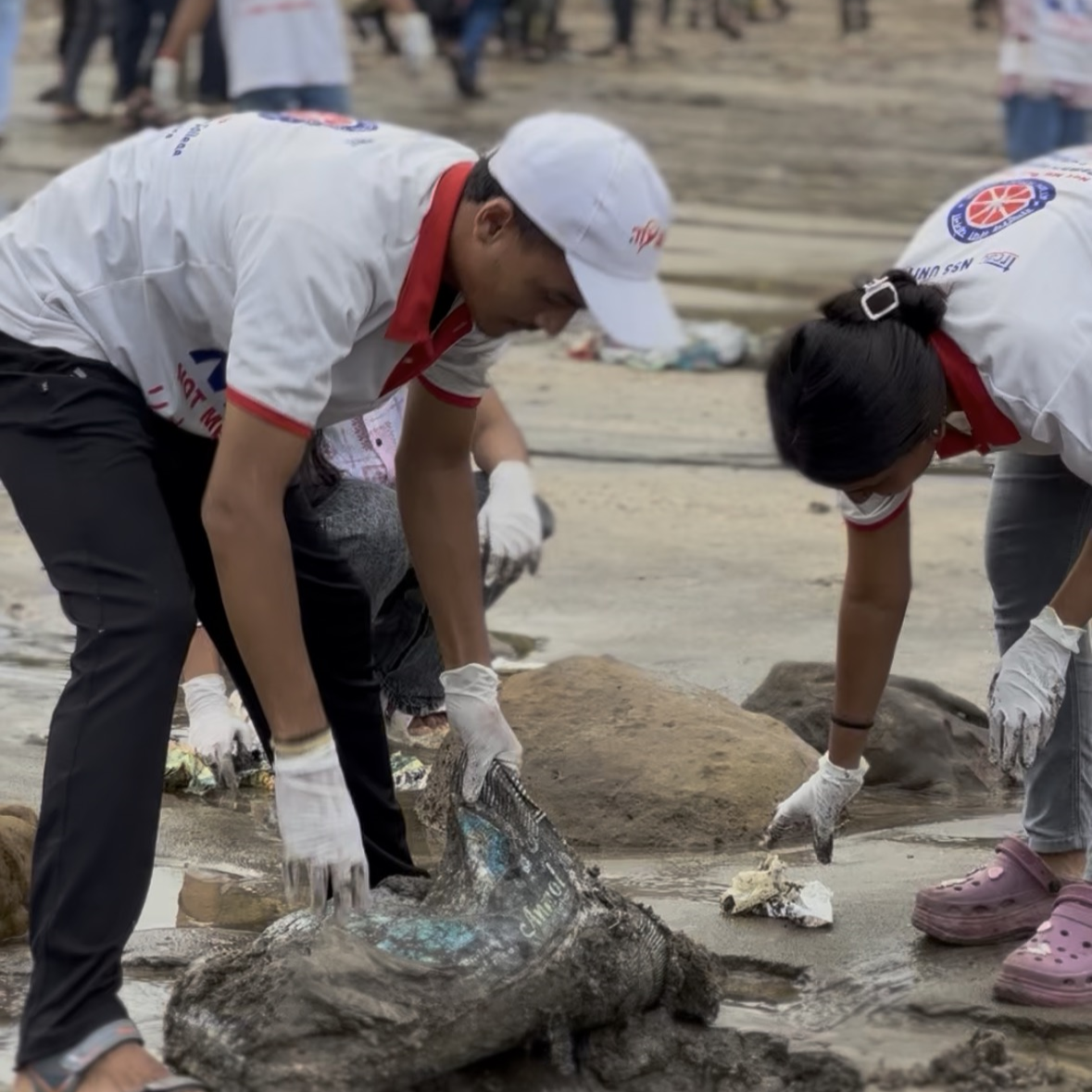 Cleaning Shores, Saving Mangroves: NSS Leads Mega Beach Cleanup at Velankanni & Gorai